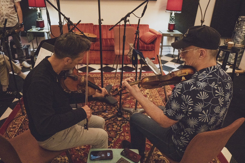 Two fiddles. No headphones, no click.